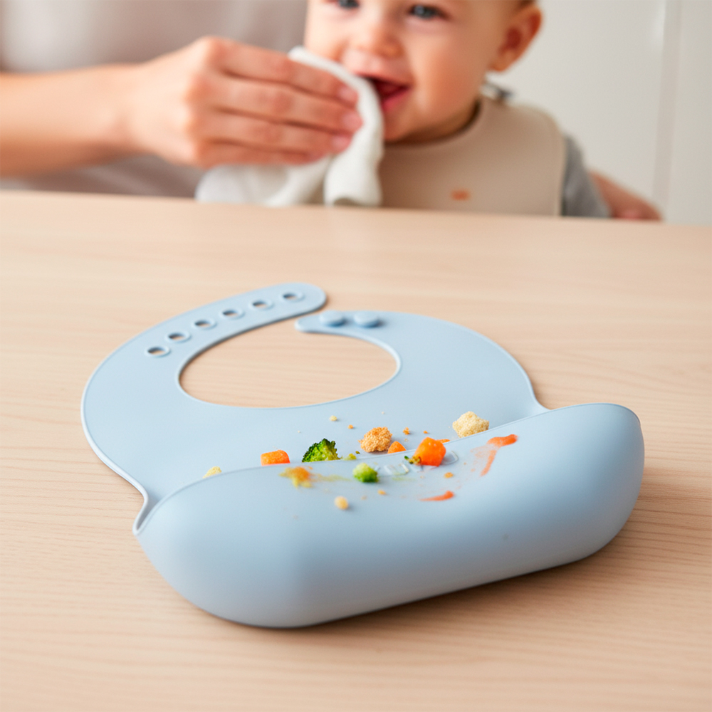 Babador De Silicone Kuhu Azul Pega Migalhas Ajustável